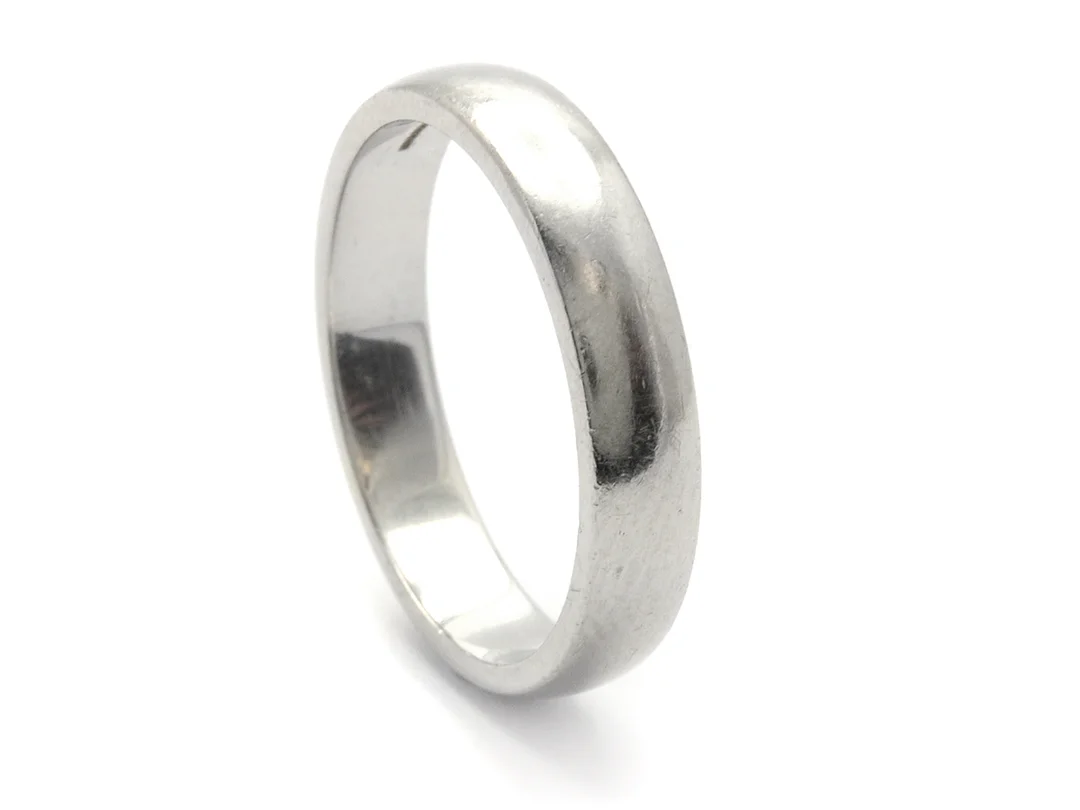 TIFFANY & CO, slät ring, platina 950/1000, stl 19,75 mm, vikt 9,4 g, tygpåse. — Smycken/Ring — Kaplans