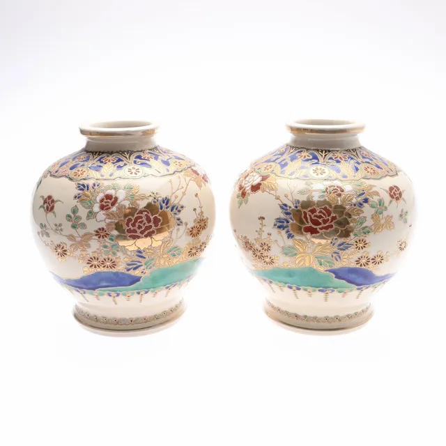 PAIR OF EARLY 20TH CENTURY SATSUMA KINKOZAN WORKSHOP VASES. (2).