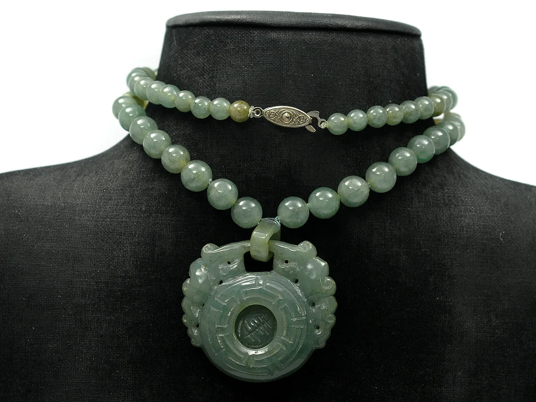 COLLIER, jade, längd 66 cm, inklusive hänget. — Smycken/Collier — Kaplans