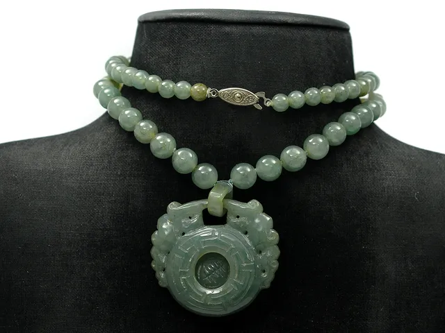 COLLIER, jade, längd 66 cm, inklusive hänget.