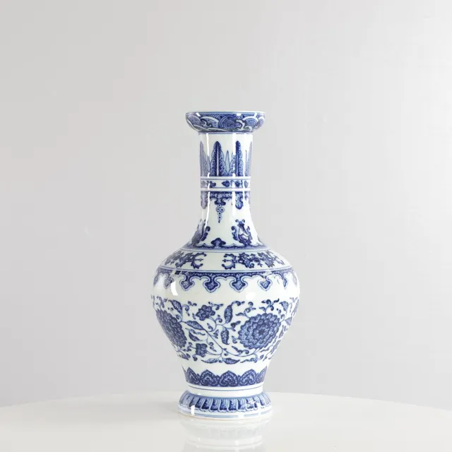 Kinesisk vase, dekoreret i blå, stemplet i bunden. Kina, 20. årh.