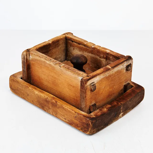 OSTFORM, allmoge, daterad 1820, med lock.
