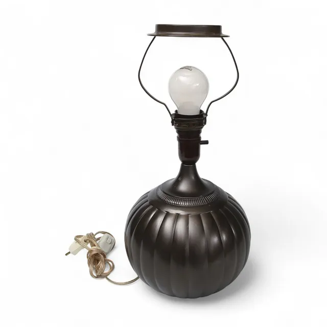 JUST ANDERSEN (1884-1943). Bordslampa av discometall Just Andersen, modell nr 1632, Danmark, formgiven 1934.