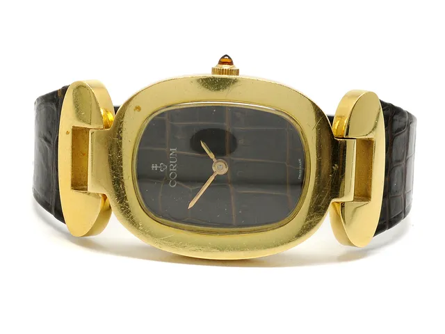 CORUM, The Love Bond, Cal P 7001, Serie nr. 135940, Ref nr. 57310, Boett nr. 183652, damur, 28 x 36 mm, 18K guld, manuell, safirglas, läderklädd urtavla, integrerad läderklädd armlänk, ca 1975, box.