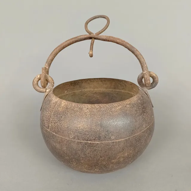 KUGELTOPF AN GEHÄNGE - INDIEN, 18. JH. ODER FRÜHER.