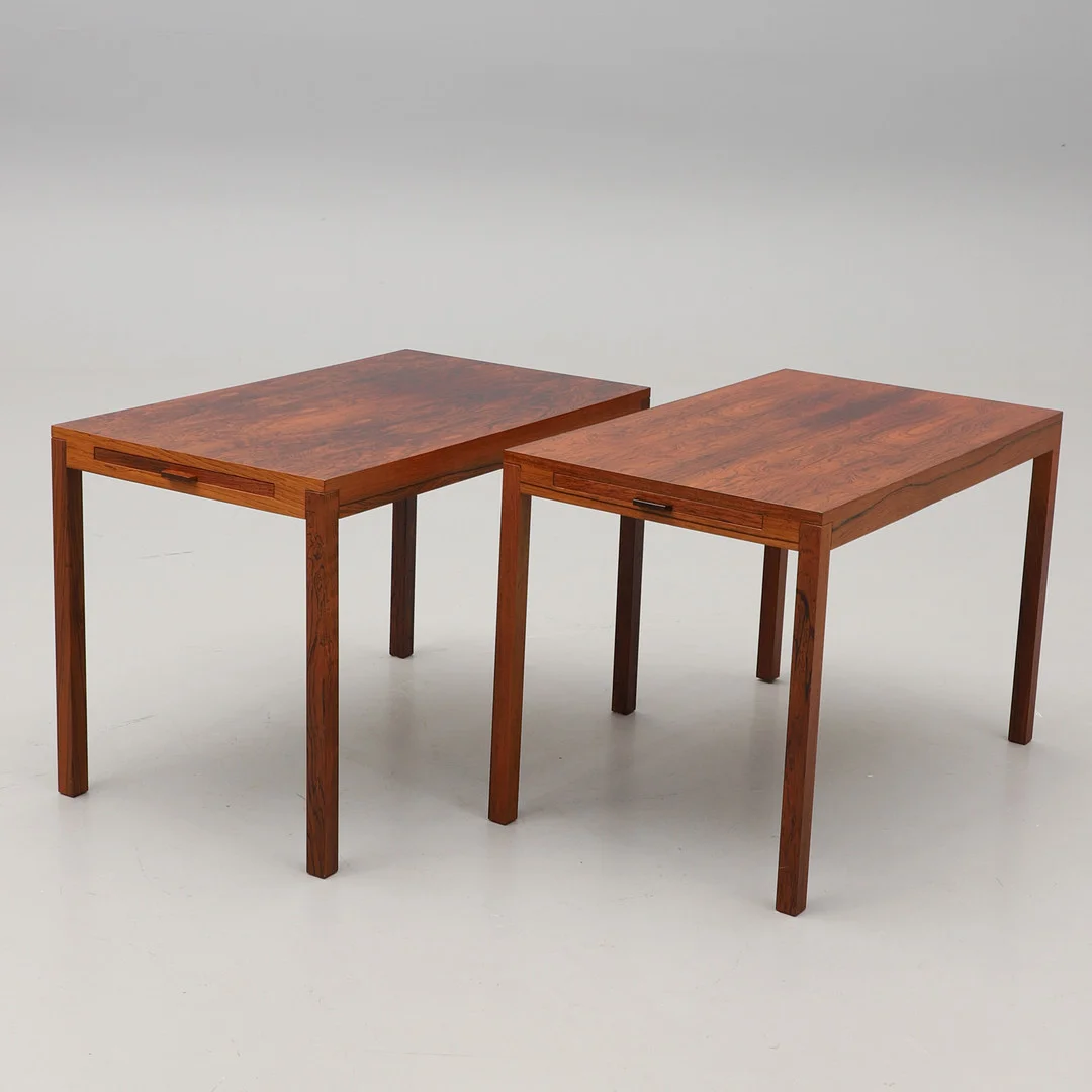 SIDOBORD, ett par, troligen Johannes Andersen 1970-tal. — Tables — Crafoord Auktioner Malmö