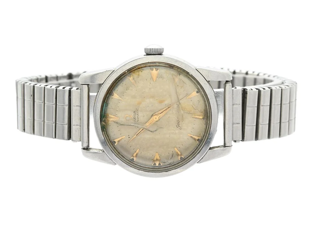 OMEGA, Seamaster, Cal 501, Serie nr. 14687495, Ref nr. CK 2846, Boett nr. 2846-1 SC, herrur, 34 mm, stål, automatisk, plexiglas (skadat), skadad urtavla, defekt (går ej), skadad krona/ställaxel, ca 1955, metallänk ej original. — Klockor/Omega — Kaplans