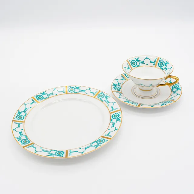 EIN TELLER UND EINE TASSE MIT UNTERTASSE AUS PORZELLAN VON ZEH SCHERZER BAVARIA, MOTIV: TÜRKISE MUSTER UND GOLDRÄNDER, ART DECO, HANDBEMALT.