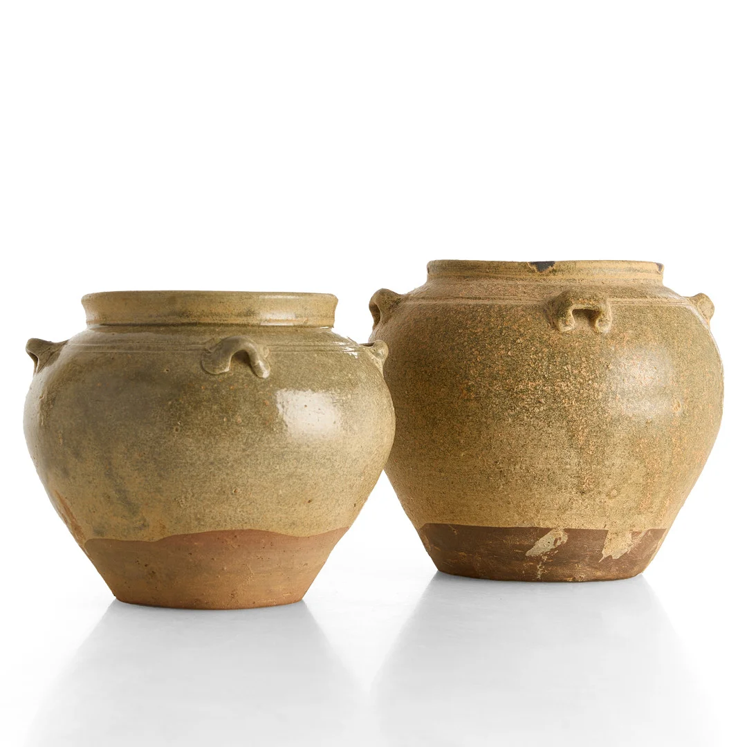 KRUKOR (2), keramik, Kina, svagt grågrön glasyr, vardera med fyra hänklar, De sex dynastierna (220-589). — Ceramics & Porcelain — Crafoord Auktioner Stockholm
