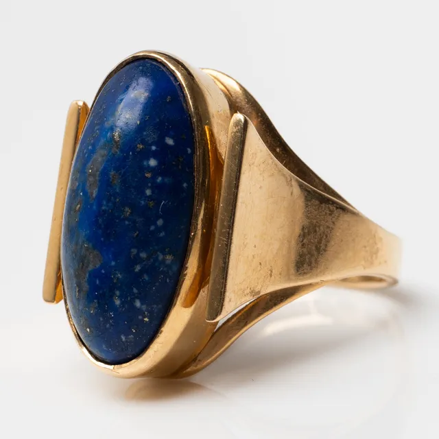 RING, 18 k guld / lapis lazuli, 1973. Totalvikt ca 7 g.