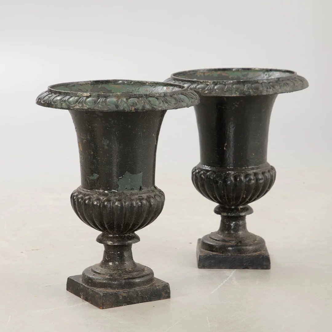 Paar Medici Vasen, Eisenguss, Frankreich, um 1900 (2). — Garden Sculptures & Urns — Stockholms Auktionsverk Hamburg