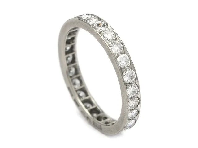 HELALLIANSRING, 18K vitguld, 26 briljantslipade diamanter ca 1,04 ctv, ca TW-TCr/VS, Hellström Åhrling Stockholm 1960, stl 17,5 mm, vikt 2,6 g.