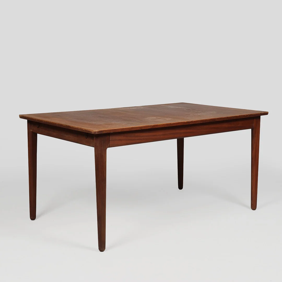 DANSK MØBELDESIGN. Rektangulært spisebord af teak med underliggende tillægsplader, Vamo, Danmark, ca. 1960'erne. — Tables — Palsgaard Kunstauktioner