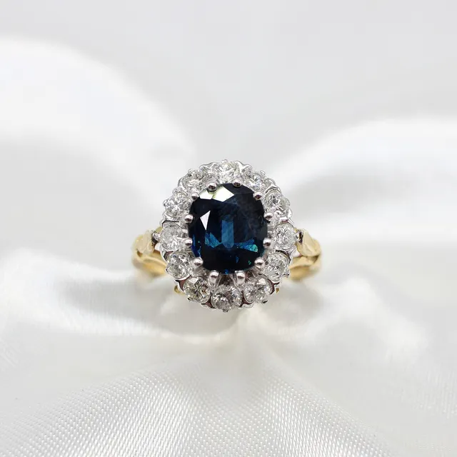 SAPPHIRE & DIAMOND CLUSTER RING.