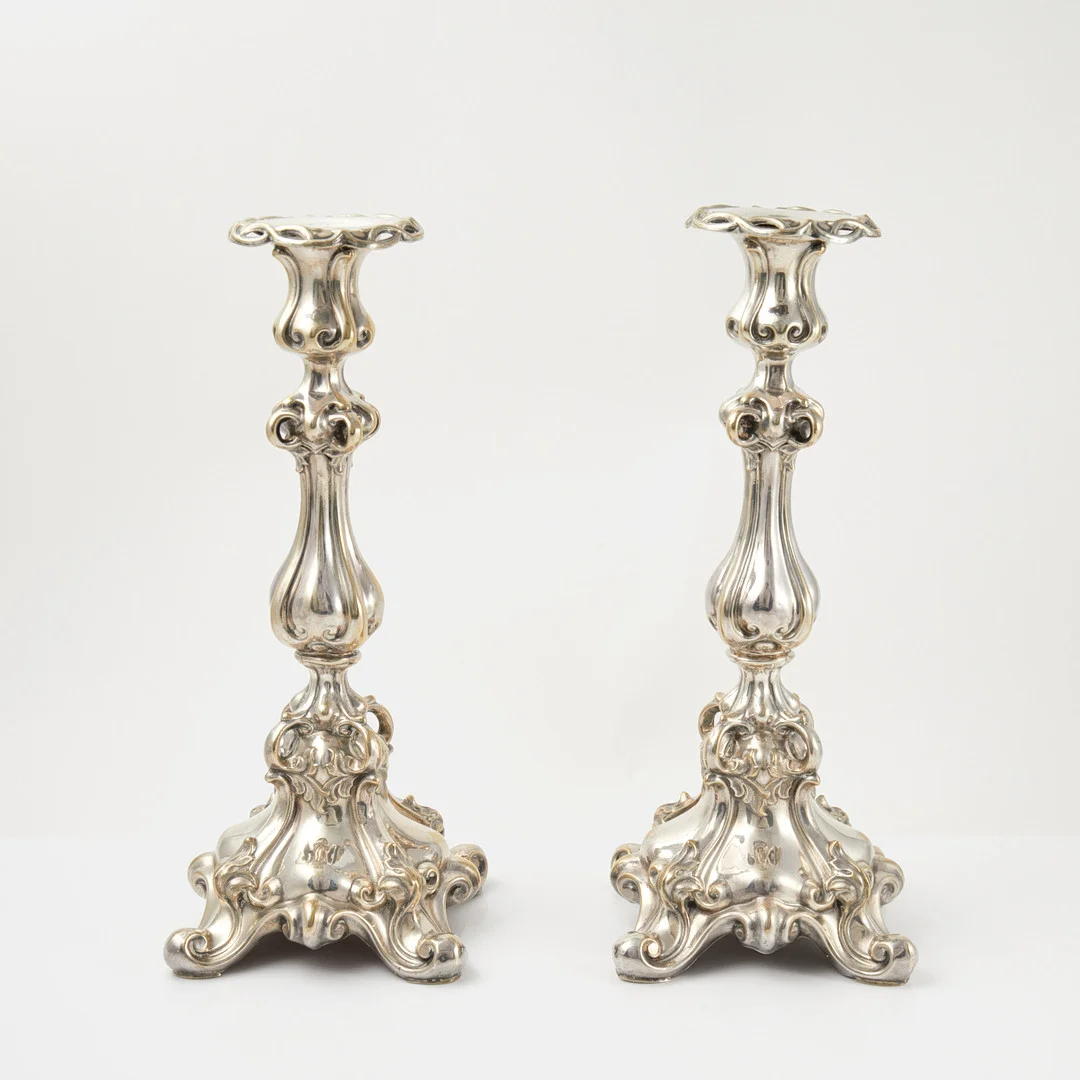 LJUSSTAKAR. 1 par, nysilver, barockstil. — Silver plated — Stockholms Auktionsverk Sickla