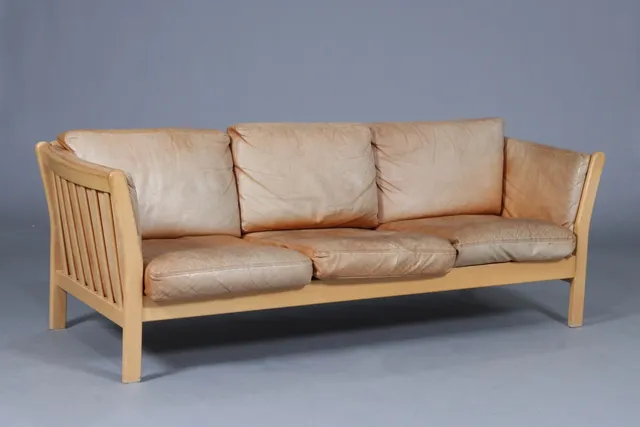 Mogens Hansen. Tre-pers. sofa i lyst bøffellæder