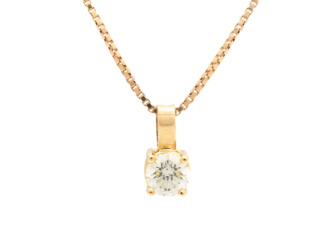ENSTENSHÄNGE/KEDJA, 18K guld, briljantslipad diamant ca 0,40 ct, ca Ca/SI, längd 42 cm, vikt 3,0 g, diamanten har litet nagg på kuletten. — Smycken/Hänge med kedja — Kaplans