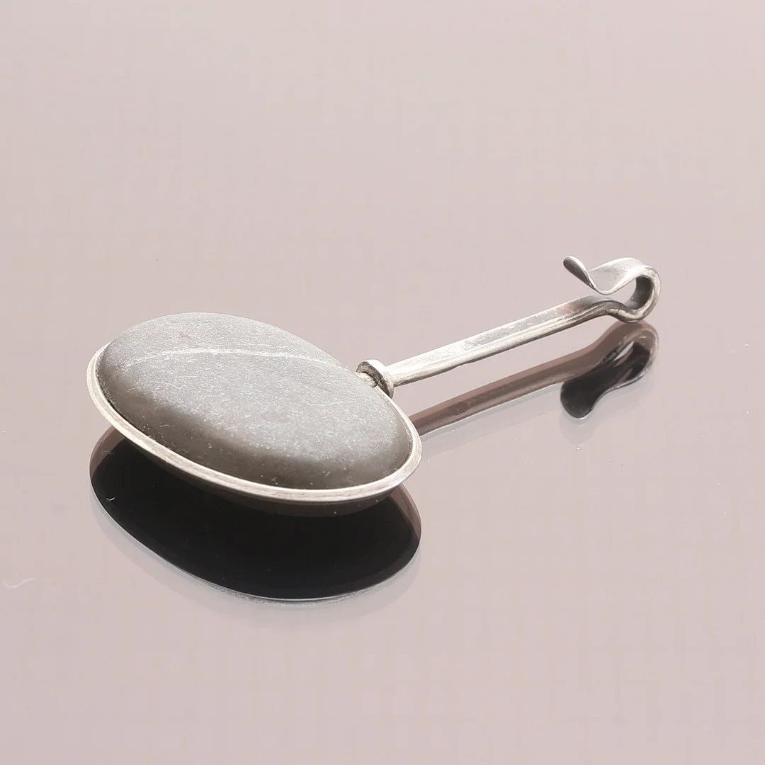 VIVIANNA TORUN BÜLOW-HÜBE. Hänge med natursten, sterlingsilver, eget verkstad, Franrike 1950-tal. — Brooches & Pendants — RA Auktionsverket Norrköping