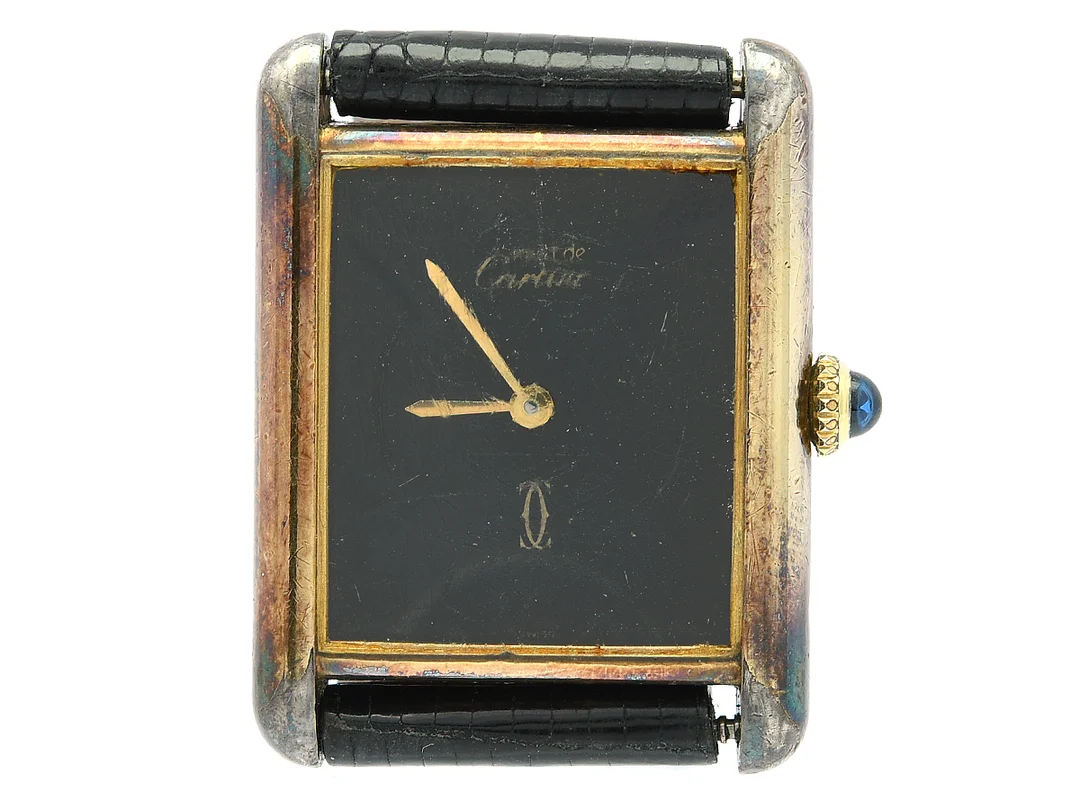 must de CARTIER, Tank, Cal 78-1 (ETA 2512-1), Boett nr. 6 191639, damur, 23,5 x 23 (31) mm, förgyllt silver (förgyllning delvis bortnött), manuell, mineralglas (skadat), skadad urtavla, läderband, cert, mars 1982. — Klockor/Cartier — Kaplans