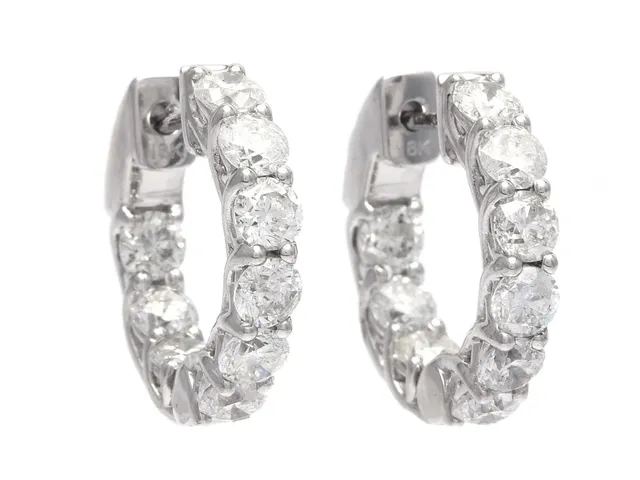 ÖRRINGAR, 18K vitguld, 18 briljantslipade diamanter ca 3,29 ctv, ca W-TCa/P, höjd 17 mm, vikt 7,3 g.