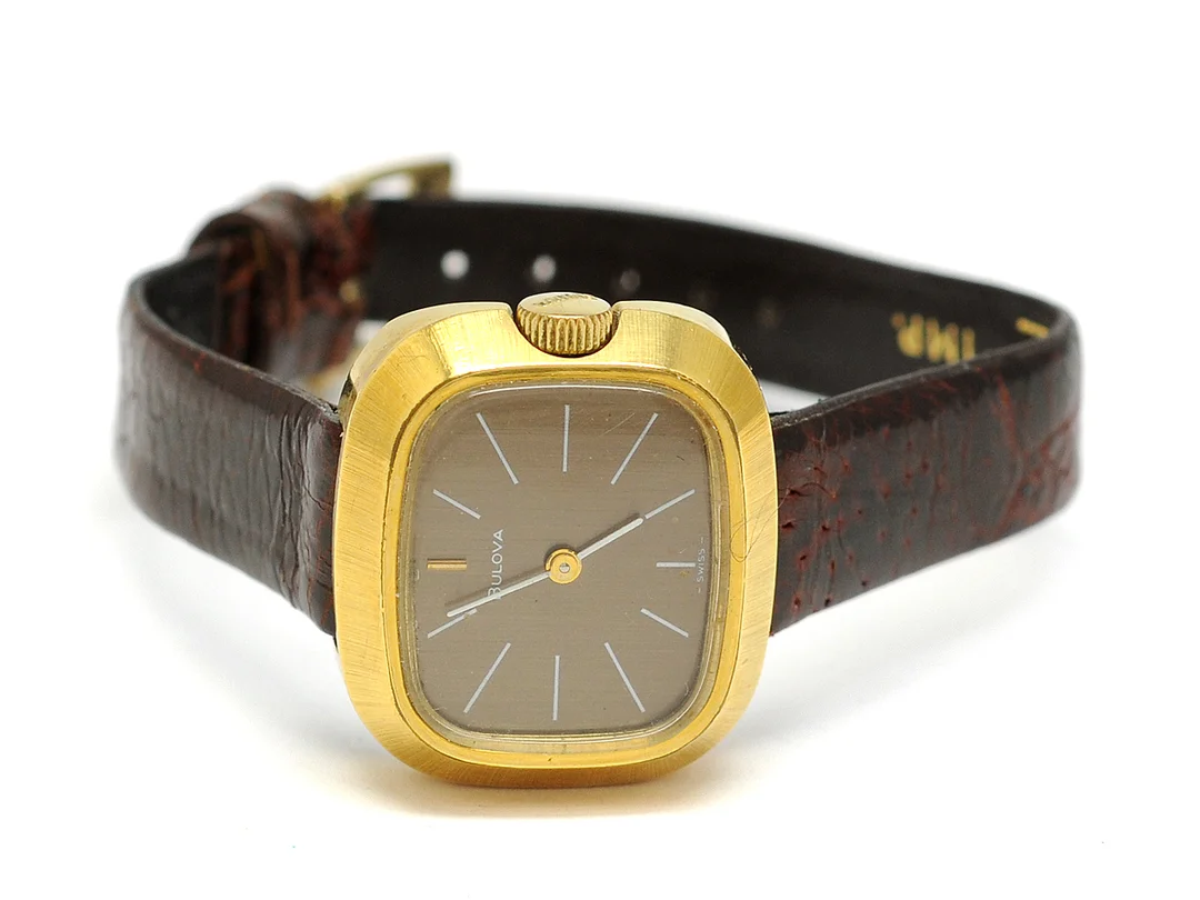 BULOVA, damur, 25,5 x 22 mm, Boett nr. 2-530709 N1, doublé, manuell, plexiglas, läderband, ca 1975. — Klockor/Bulova — Kaplans
