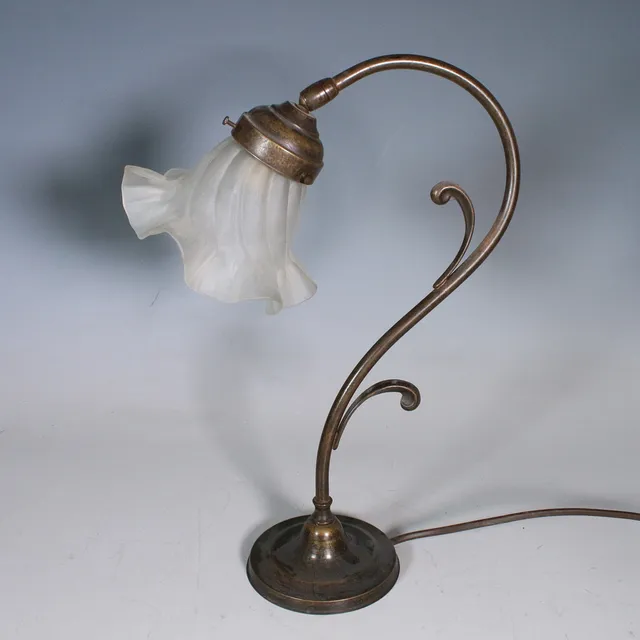 Florale Tischlampe im Stile des Jugendstil.