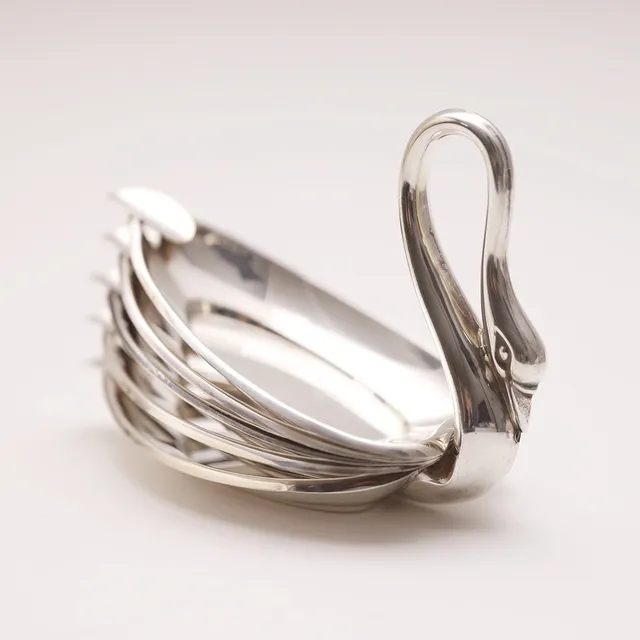 JUEGO DE CENICEROS, plata punzonada, a modo de cisne, 144 gr.