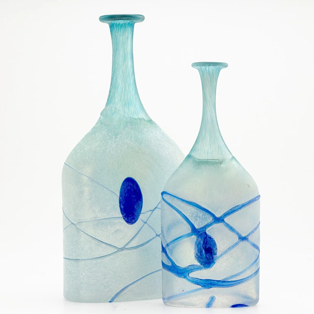 BERTIL VALLIEN. Kosta Boda, 2 Vasen 'Galaxy Blue'. — Art glass — Stockholms Auktionsverk Hamburg
