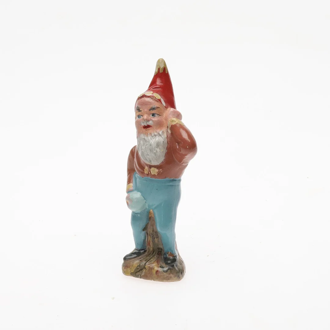 FIGURIN. Tomte, stenmassa, 1900-talets första halva. — European — Örebro Stadsauktioner