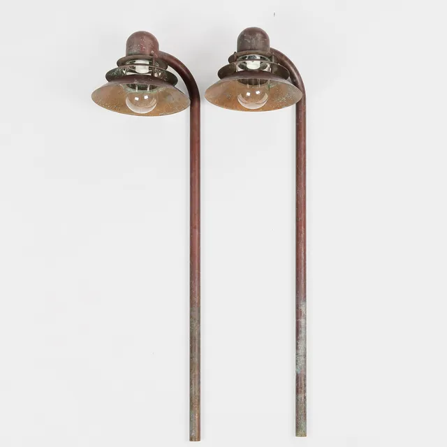 DANSK DESIGN. Et par udendørs havelamper/bedlamper af patineret kobber, indvendig skærm af klart glas, Danmark (3).