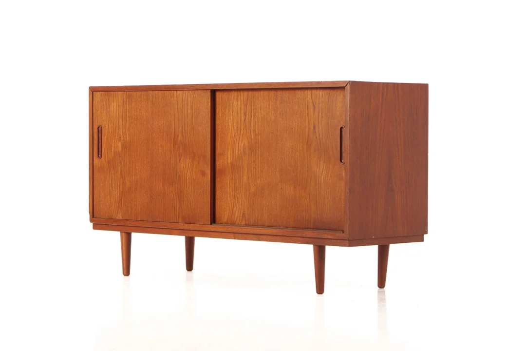 Danish furniture manufacturer. Small teak sideboard — Furniture/Cabinets, chests of drawers — Lauritz