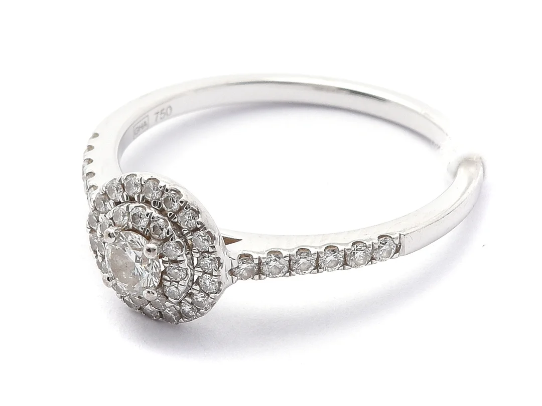 Ring 18K vitguld 2,6g Ø17, med briljantslipade diamanter 1xca0,12ct, 12xca0,01ct och 30xca0,005ct — Smycken/Ring — Kaplans