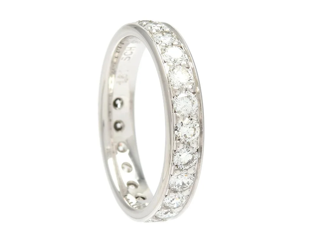 SCHALINS, helalliansring, Norrsken Spectra 7, 18K vitguld, 23 briljantslipade diamanter ca 1,61 ctv, ca W/VS, stl 17,25 mm, vikt 3,7 g. — Smycken/Alliansring — Kaplans