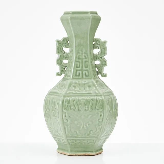 VAS, porslin, Kina, 1900-tal, hexagonal, reliefdekor, celadonglasyr, genombruta hänklar.