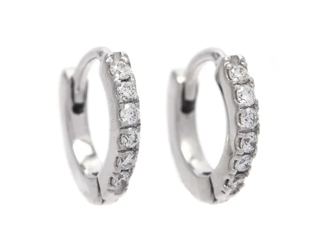 ÖRRINGAR, 18K vitguld, 12 briljantslipade diamanter ca 0,06 ctv, ca TW-W/VS, höjd 8 mm, vikt 0,7 g.