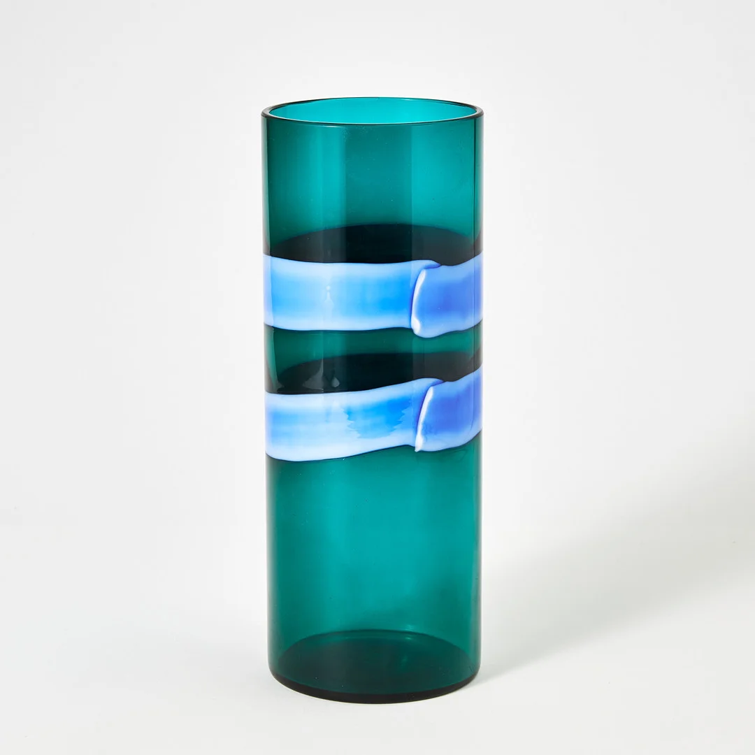 FULVIO BIANCONI. Vas, ”Fasce orizzontali”, Venini, Murano, Italien 1950-/60-tal, modellnummer 7169, cylindrisk, glas med banddekor i blått mot gröntonad fond. — Art glass — Stockholms Auktionsverk Magasin 5