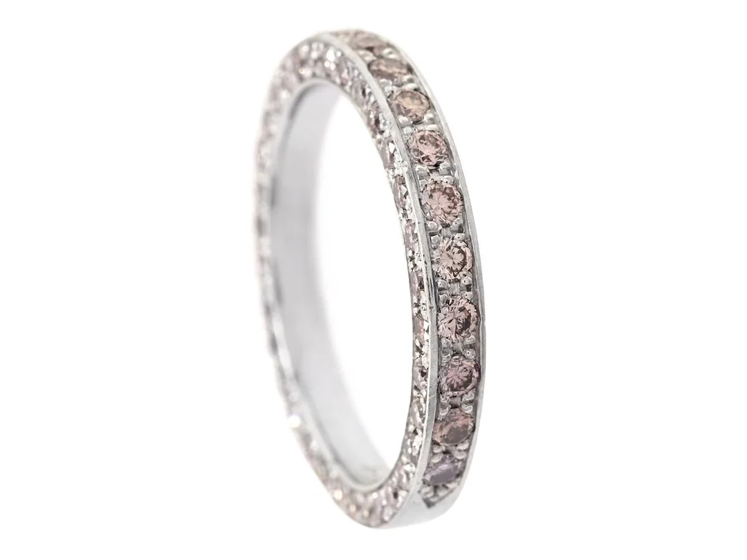 ALLIANSRING, 9K vitguld, med briljantslipade diamanter ca 0,75 ctv, ca Light brownish-pink - Light brown /SI-P, storlek 18 mm, vikt 4,3 g, troligen färgbehandlade diamanter. — Smycken/Alliansring — Kaplans
