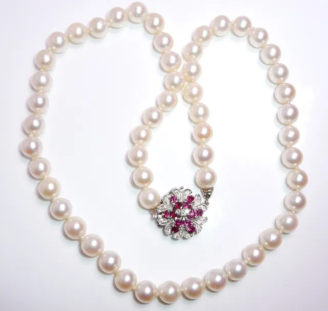 Kette Akoya Perlen 750 Gold / Weißgold Schloss Rubine Diamanten 45 cm 34g.