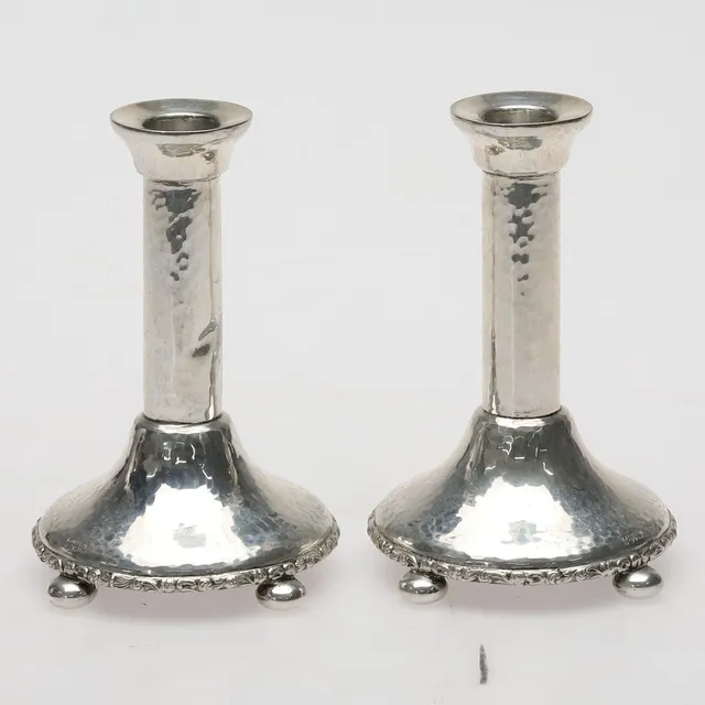 KARL ANDERSSON. LJUSSTAKAR. Ett par. Silver 263g. Punsad yta med floral reliefdekor, Stockholm, -1924.
