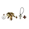 SCHMUCKSET, BESTEHEND AUS ZWEI BROSCHEN UND DREI ANHÄNGERN.