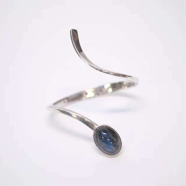 RAY URBAN. ARMRING MED STEN, SILVER.