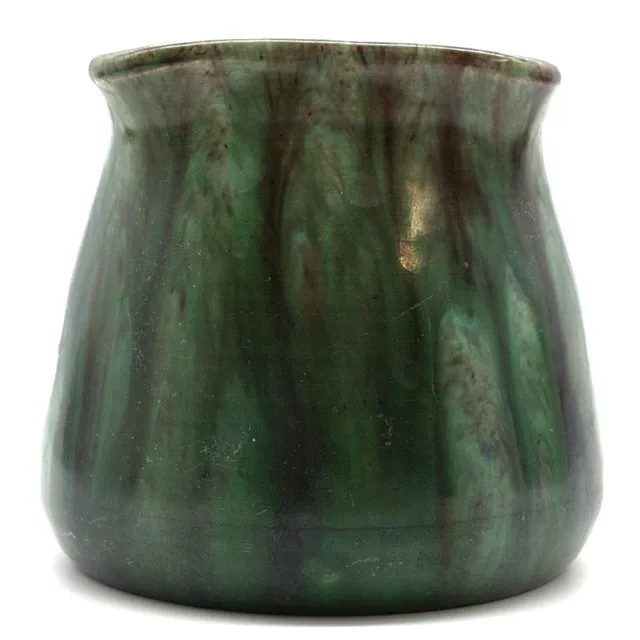 HERMANN MUTZ WITWE. (1913-1929) JUGENDSTIL KERAMIK VASE MIT GRÜNER, MATTIERTER LAUFGLASUR, ALTONA.