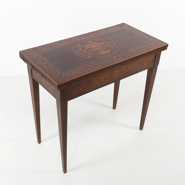 Mahogany game table with lemongrass marquetry, second half of the 19th Century.