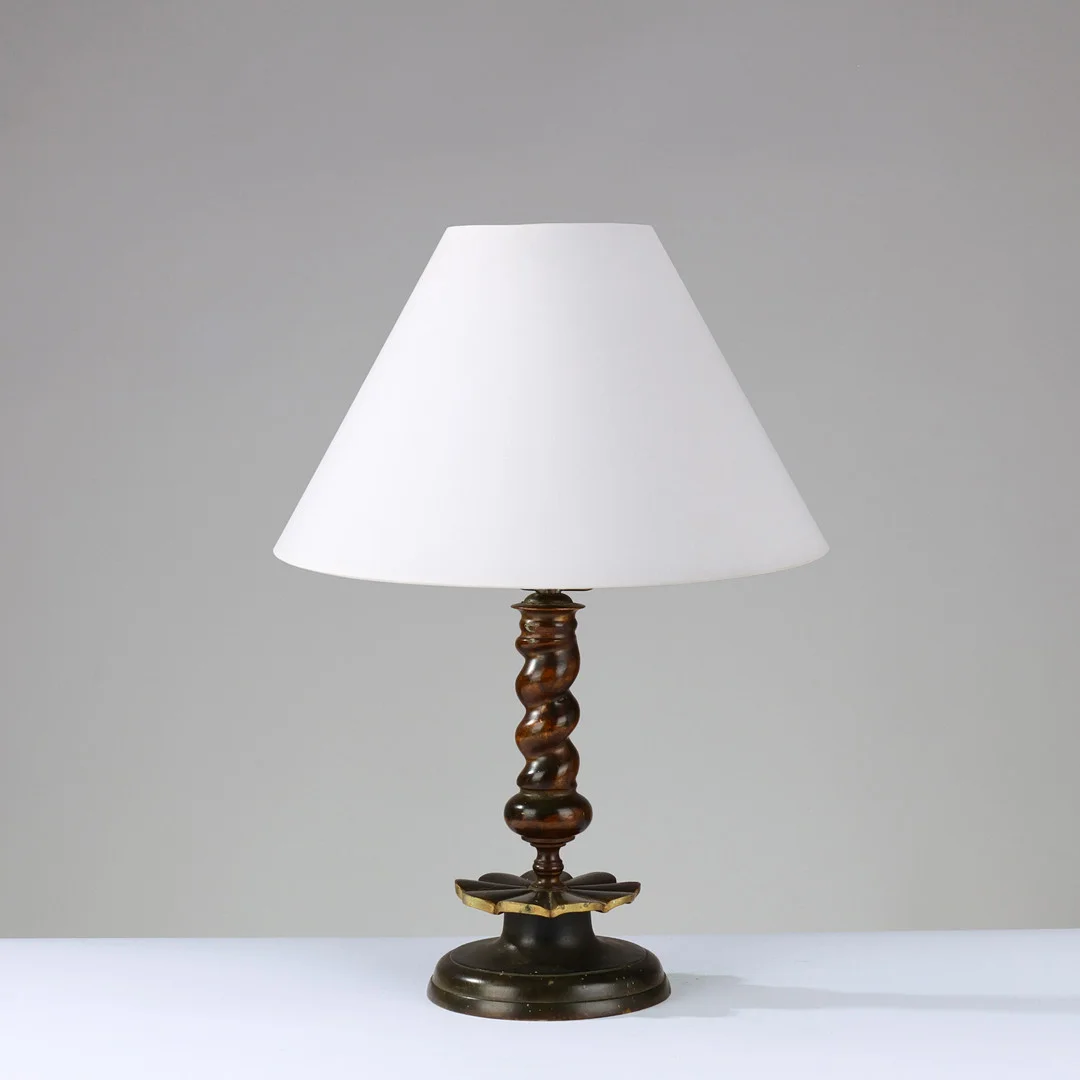 Bordlampe af patineret messing med snoet stamme, antageligt dansk lampeproducent, Danmark. — Table Lamps — Palsgaard Kunstauktioner