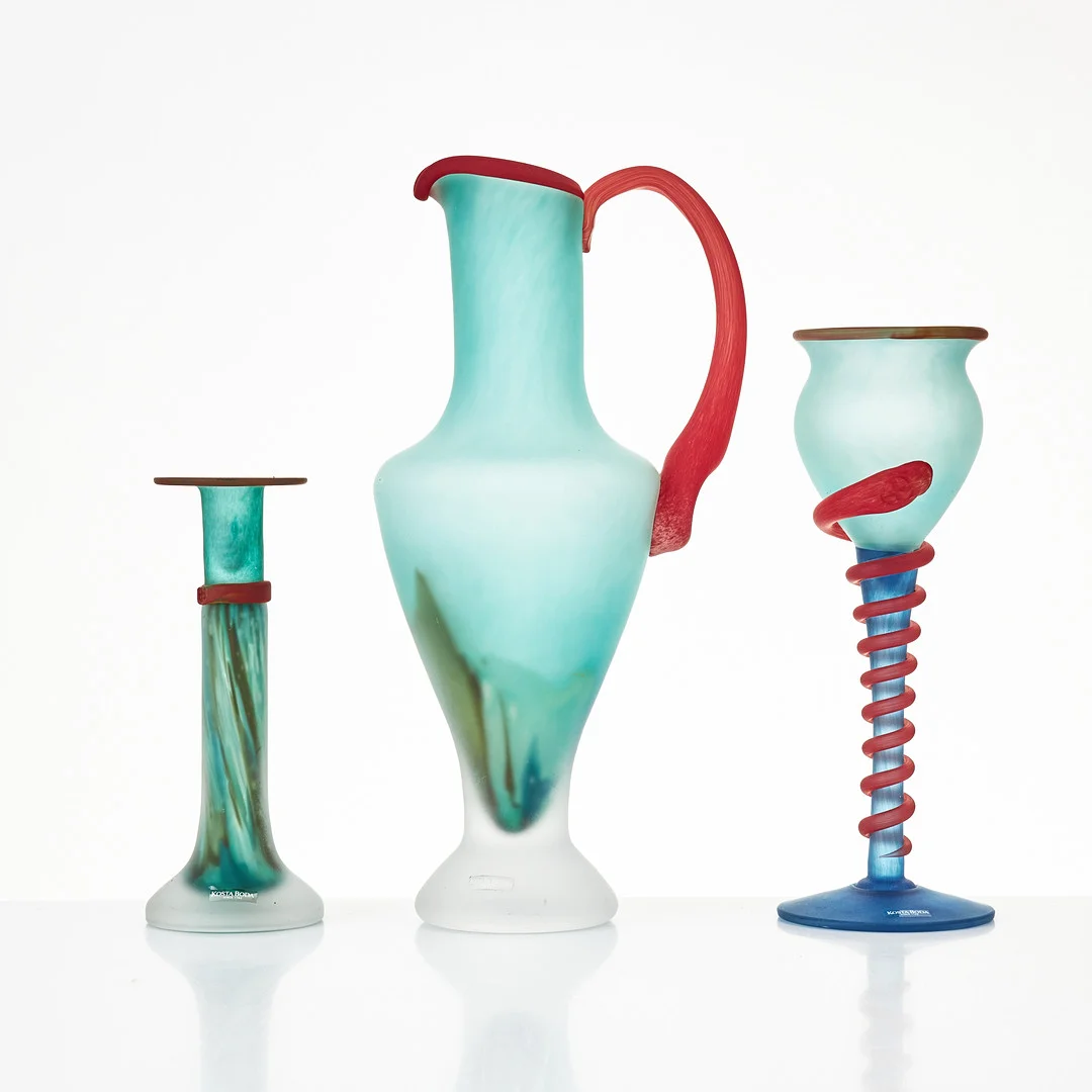 KJELL ENGMAN. Karaff, pokalglas och ljusstake "Pandora", Kosta Boda. — Utility glass — Stockholms Auktionsverk Magasin 5
