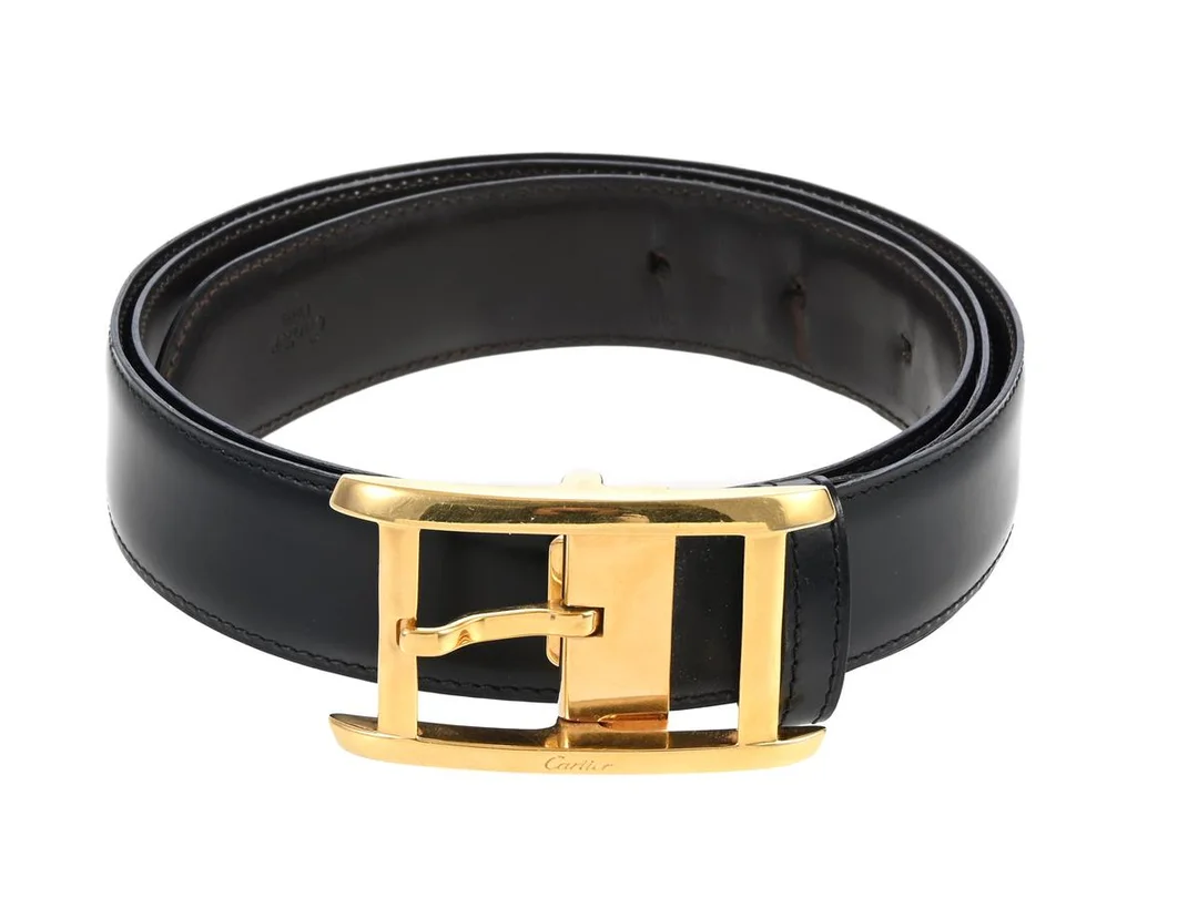 BÄLTE, CARTIER, svart läder, guldfärgat spänne, längd 91-101 cm, bruksslitage. — Accessoarer/Bälten — Kaplans