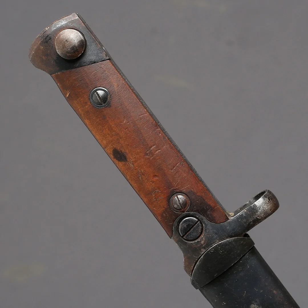 KNIVBAJONETT Italien m/1938 med balja. — Edged weapons — Auktionshuset Kolonn