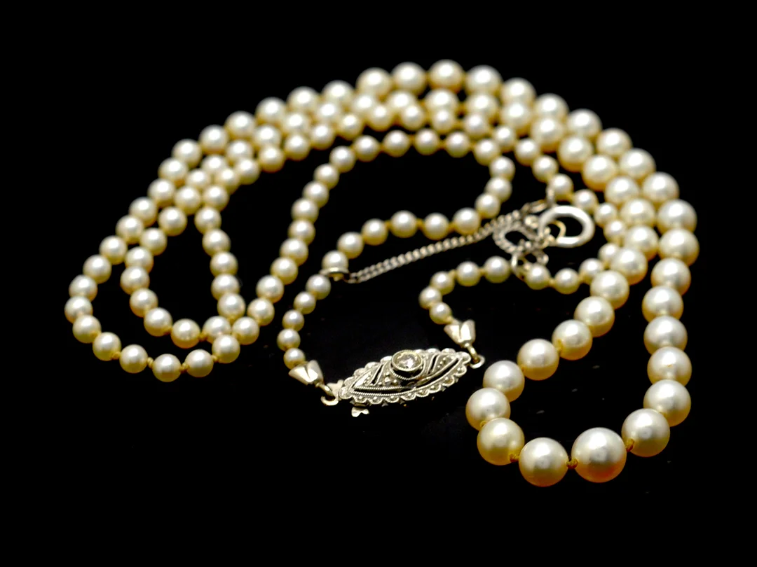 PÄRLCOLLIER, orientaliska pärlor, doserat 2,10-5,30 mm, längd 51 cm, 18K vitguldslås, briljant ca 0,025 ct, ca W/VS, säkerhetskedja. — Smycken/Pärlcollier — Kaplans