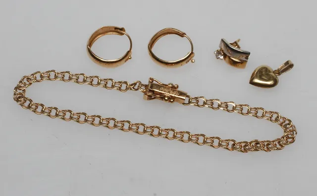 GULDSMYCKEN, 18k guld, vikt ca 5,9 gr.