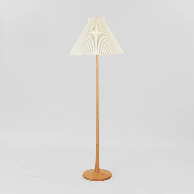 ESBEN KLINT. Le Klint. Standerlampe af massiv eg, model 327.